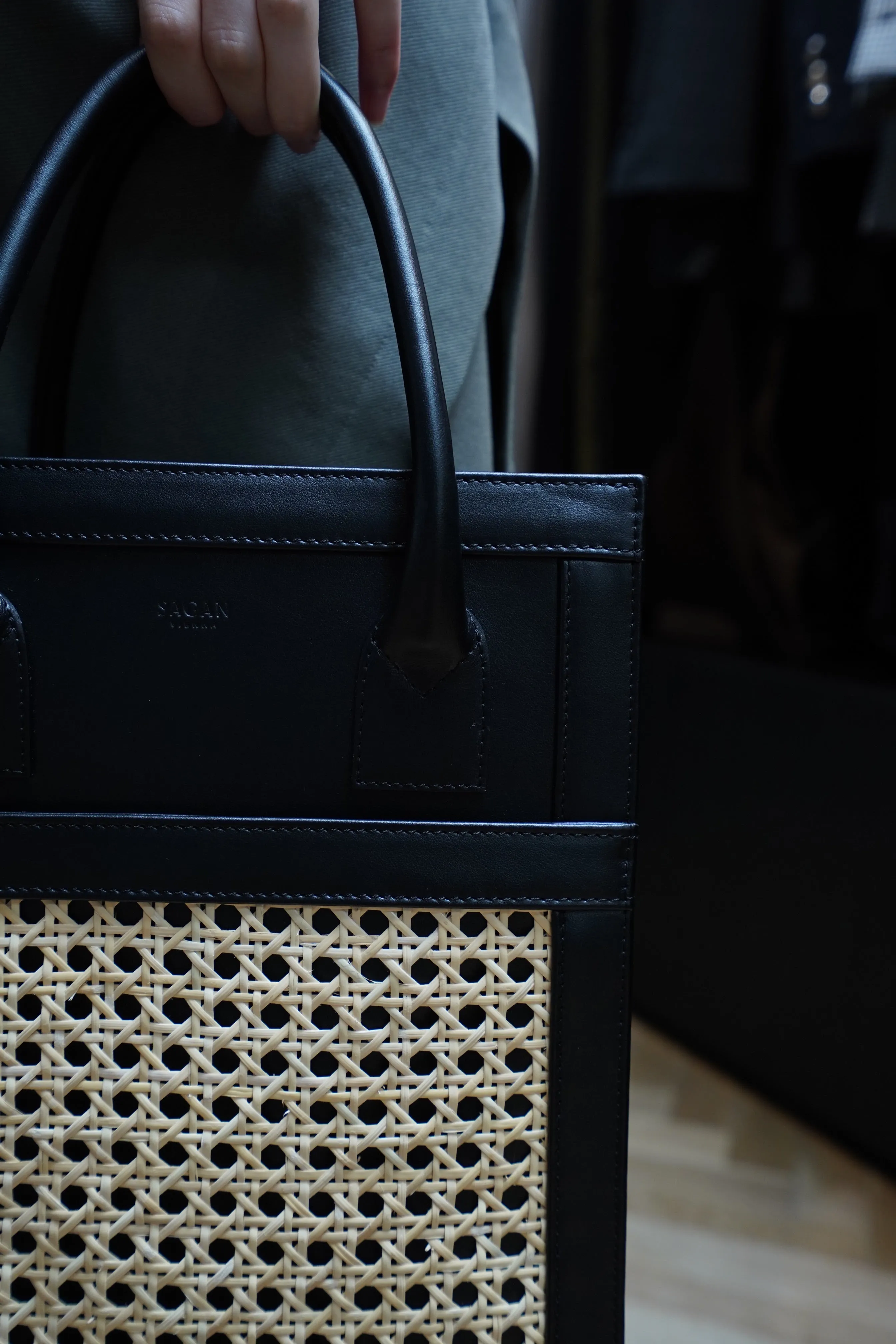SAGAN VIENNA VIENNA SHOPPER BAG M(NERO-RATTAN BEIGE)